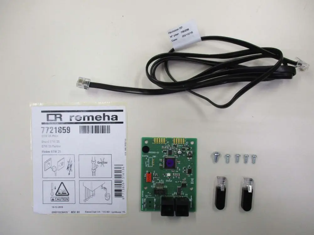 Grüne Leiterplatte von Remeha mit elektrischen Komponenten, zwei Buchsen, einem Mikrochip, zugehörigem Kabel und Montageschrauben sowie einer Anleitung für die Nutzung.